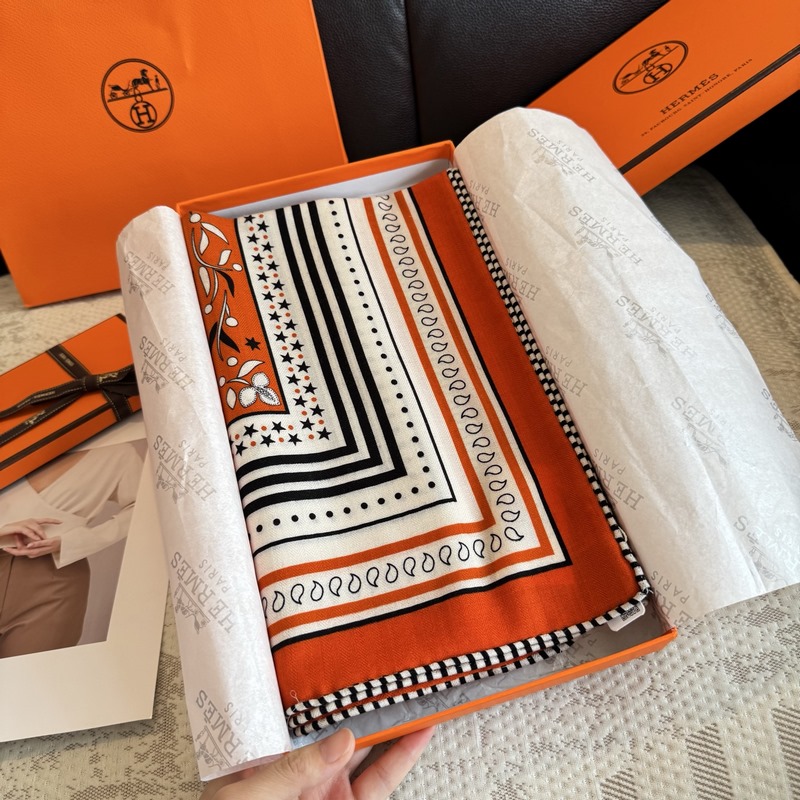 H雙面同色絲絨，尺寸：135 135cm材質：30真絲70羊絨 愛馬仕的 亞馬遜