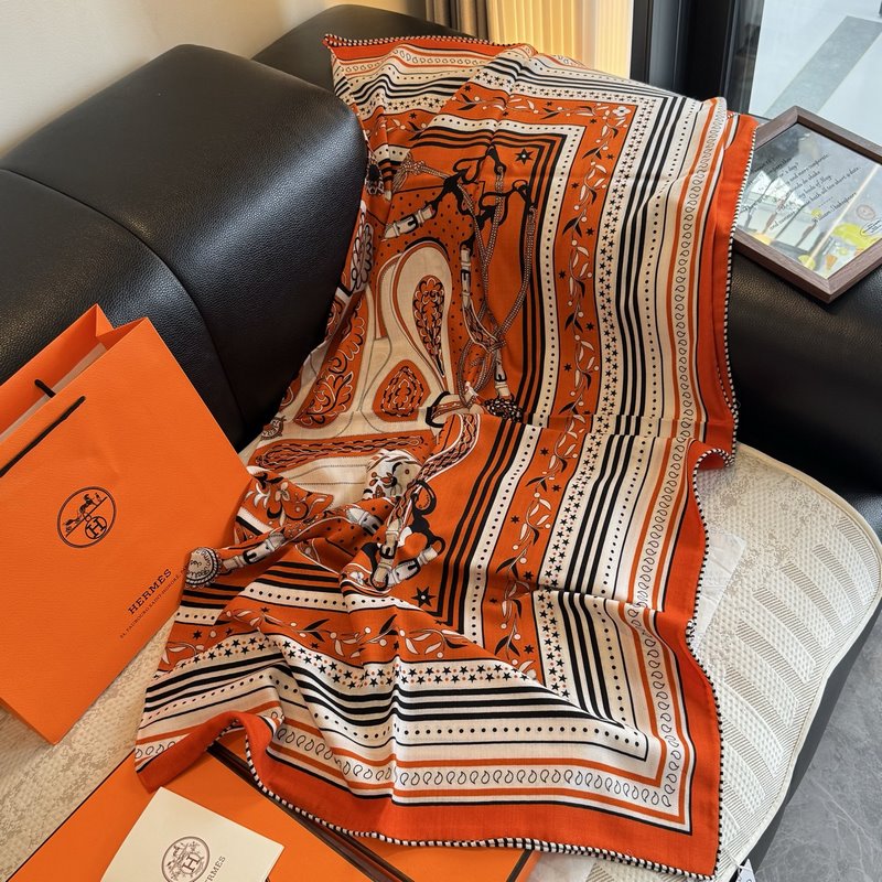 H雙面同色絲絨，尺寸：135 135cm材質：30真絲70羊絨 愛馬仕的 亞馬遜