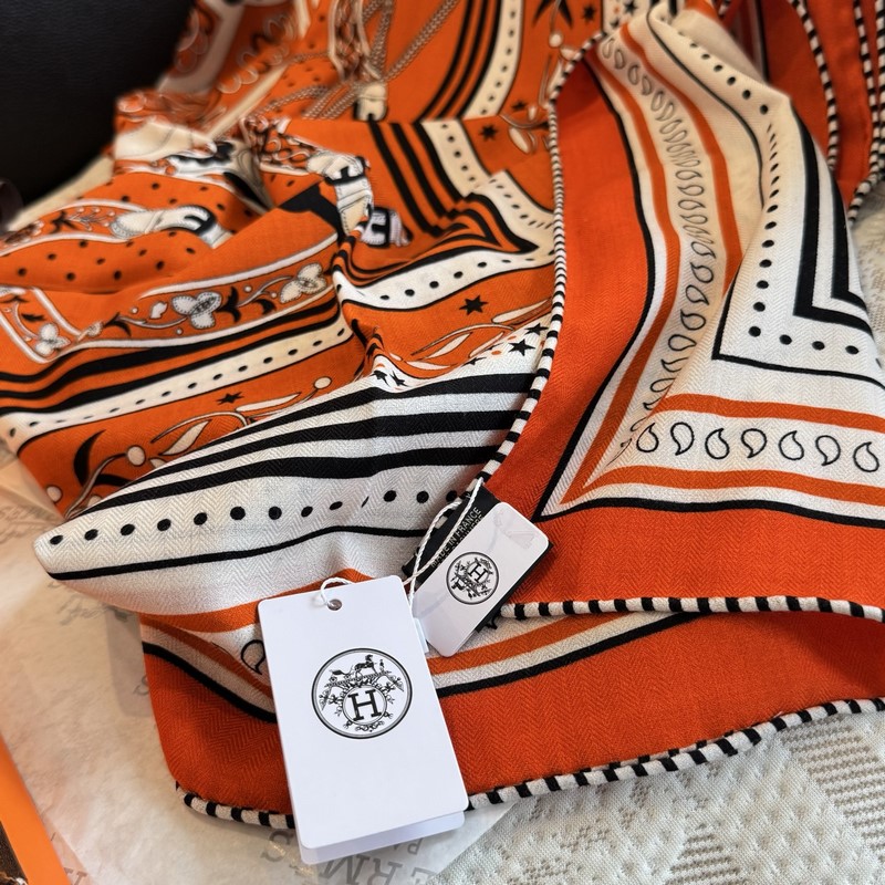 H雙面同色絲絨，尺寸：135 135cm材質：30真絲70羊絨 愛馬仕的 亞馬遜