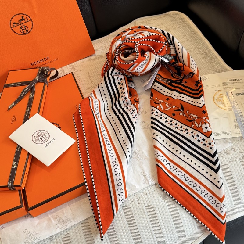 H雙面同色絲絨，尺寸：135 135cm材質：30真絲70羊絨 愛馬仕的 亞馬遜