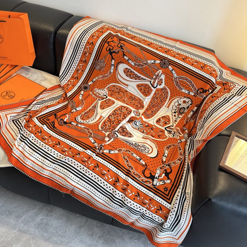 H雙面同色絲絨，尺寸：135 135cm材質：30真絲70羊絨 愛馬仕的 亞馬遜