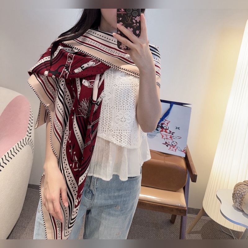 H雙面同色絲絨，尺寸：135 135cm材質：30真絲70羊絨 愛馬仕的 亞馬遜