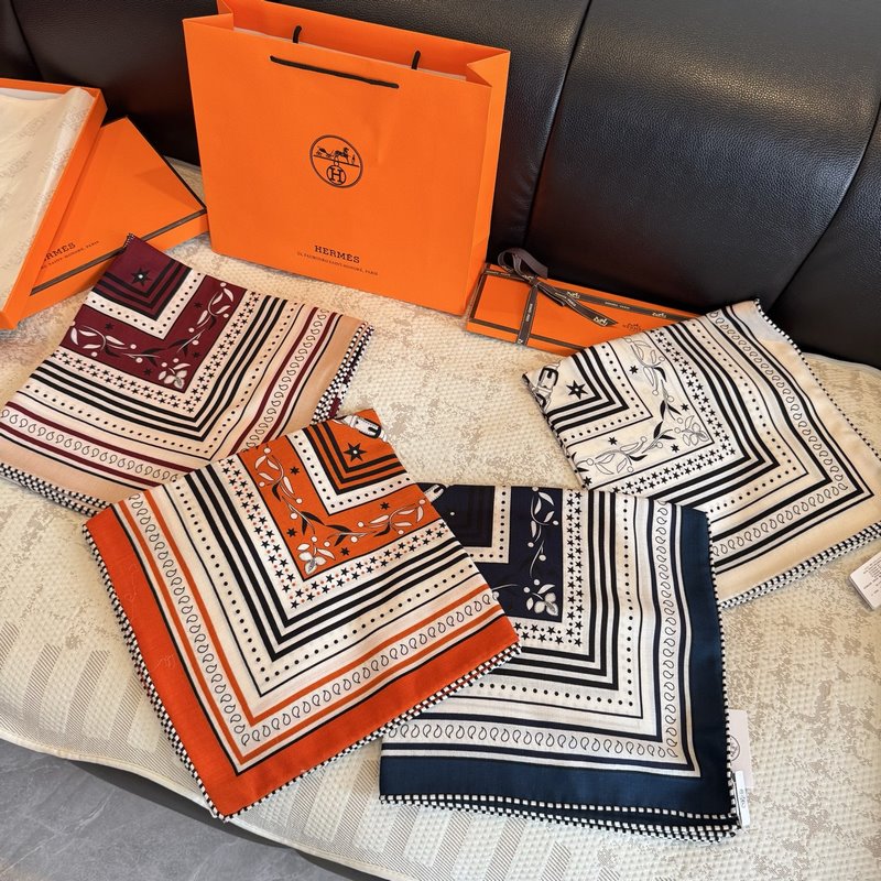 H雙面同色絲絨，尺寸：135 135cm材質：30真絲70羊絨 愛馬仕的 亞馬遜