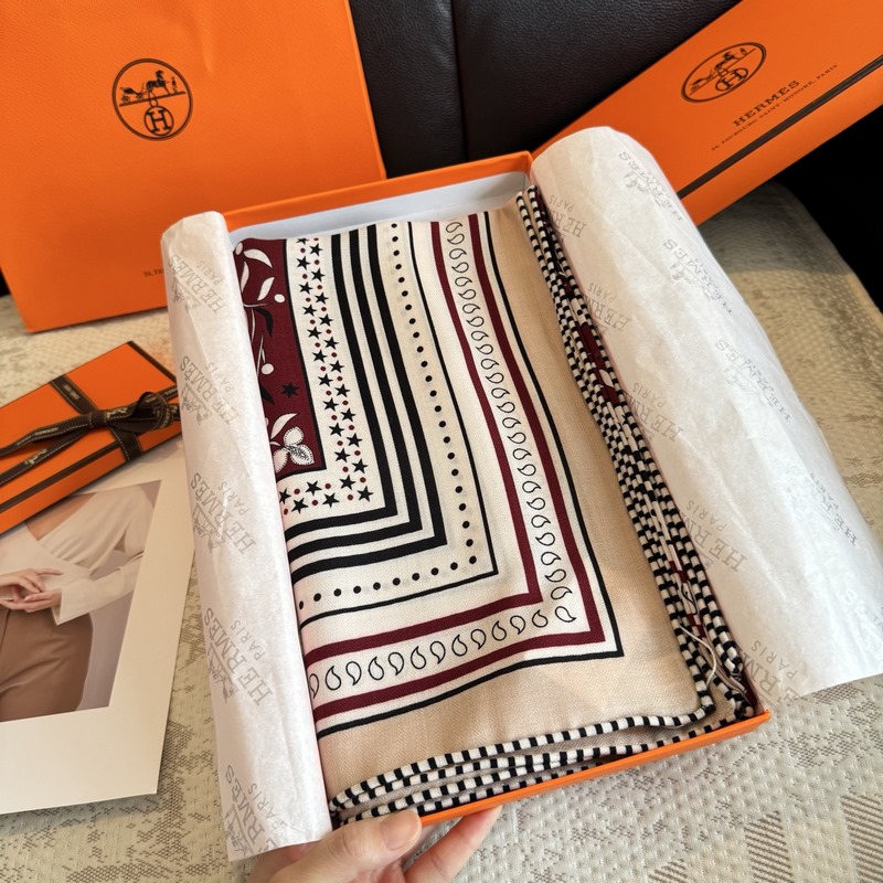 H雙面同色絲絨，尺寸：135 135cm材質：30真絲70羊絨 愛馬仕的 亞馬遜