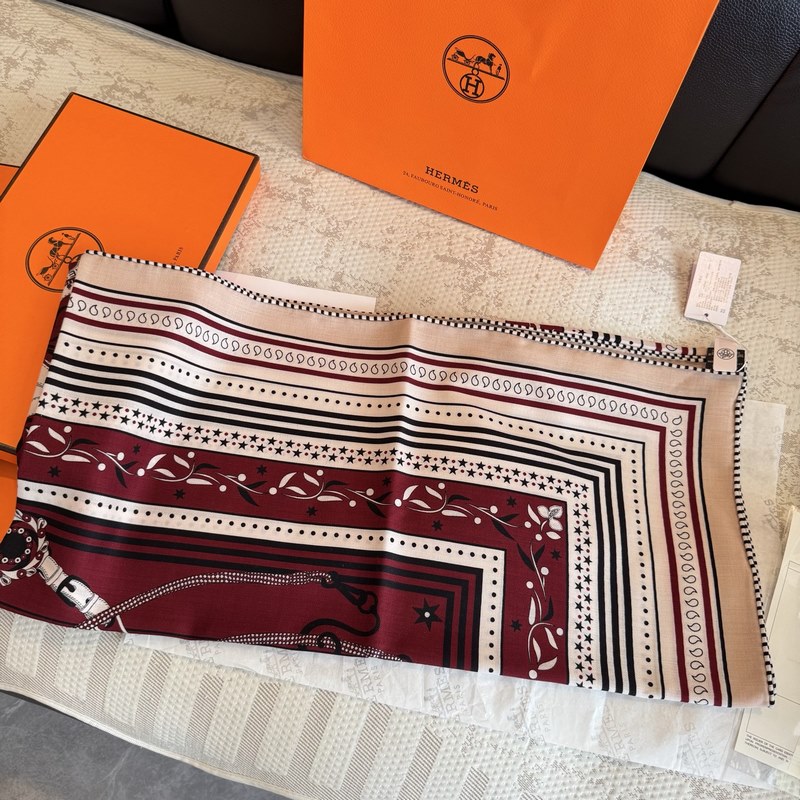 H雙面同色絲絨，尺寸：135 135cm材質：30真絲70羊絨 愛馬仕的 亞馬遜