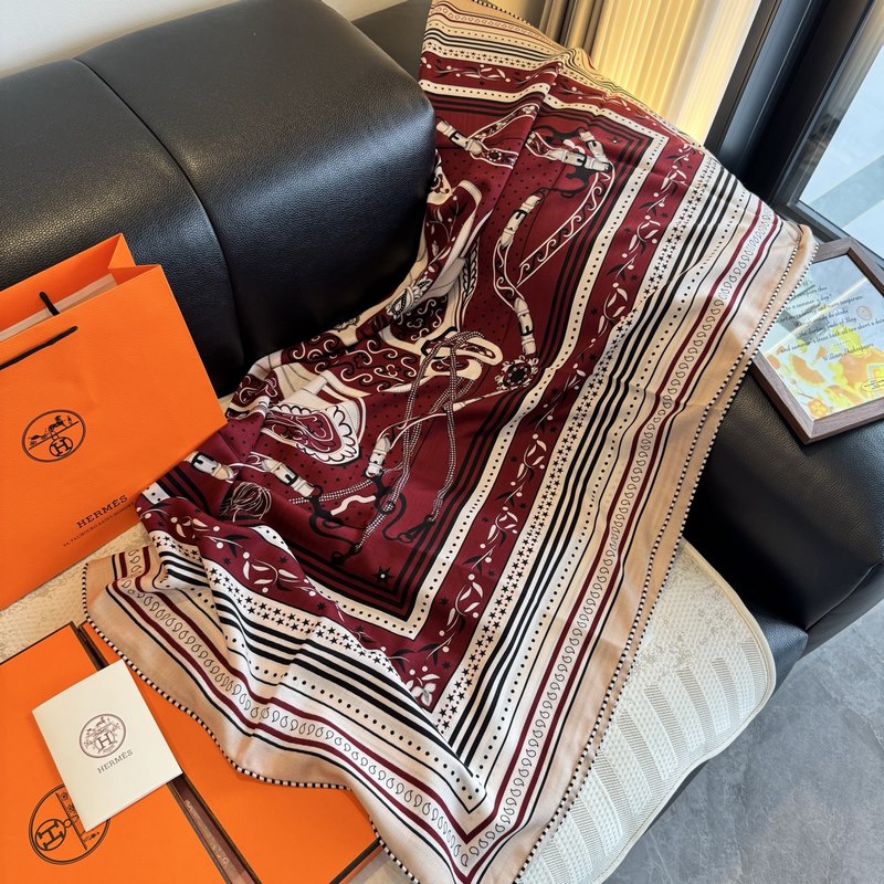 H雙面同色絲絨，尺寸：135 135cm材質：30真絲70羊絨 愛馬仕的 亞馬遜