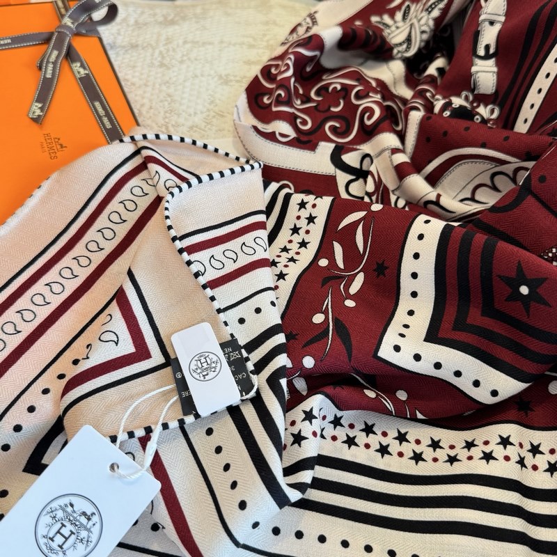 H雙面同色絲絨，尺寸：135 135cm材質：30真絲70羊絨 愛馬仕的 亞馬遜