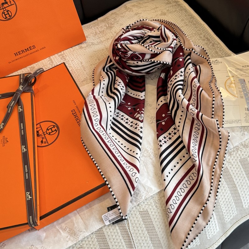 H雙面同色絲絨，尺寸：135 135cm材質：30真絲70羊絨 愛馬仕的 亞馬遜