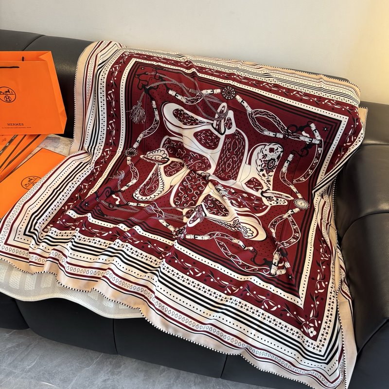 H雙面同色絲絨，尺寸：135 135cm材質：30真絲70羊絨 愛馬仕的 亞馬遜