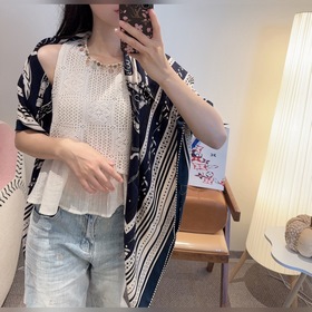 H雙面同色絲絨，尺寸：135 135cm材質：30真絲70羊絨 愛馬仕的 亞馬遜