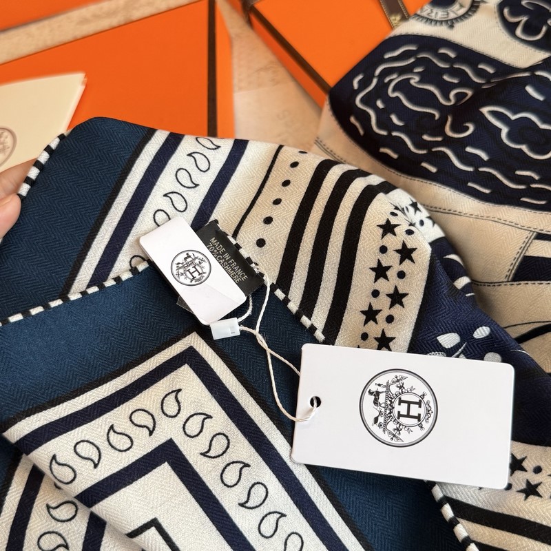 H雙面同色絲絨，尺寸：135 135cm材質：30真絲70羊絨 愛馬仕的 亞馬遜