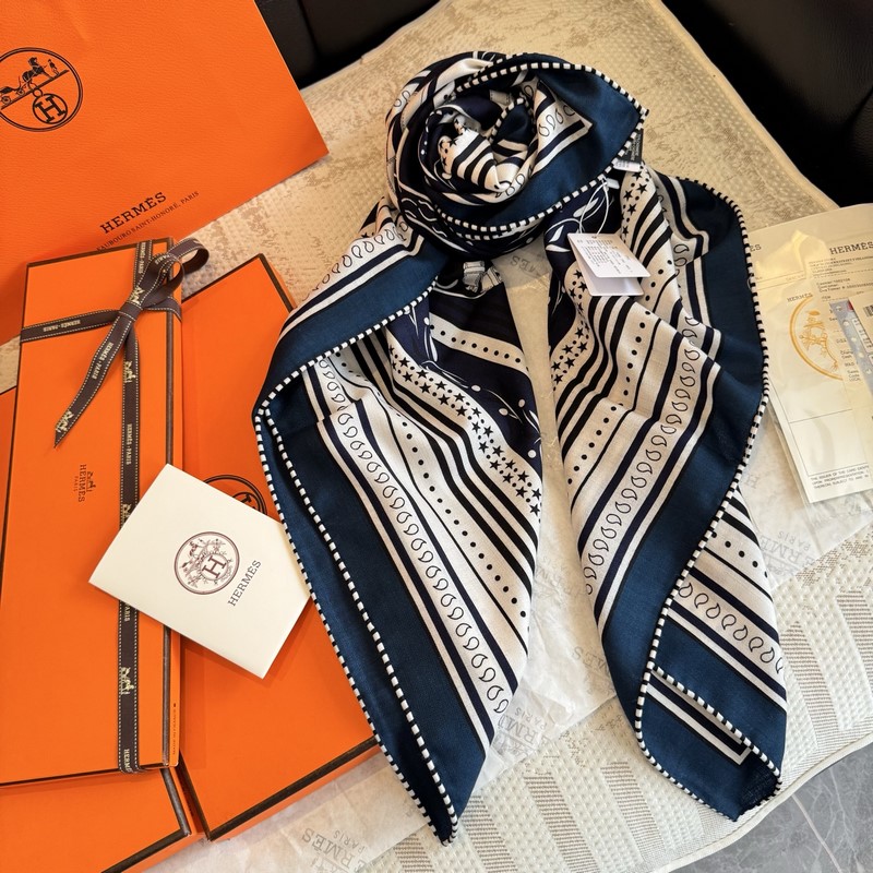 H雙面同色絲絨，尺寸：135 135cm材質：30真絲70羊絨 愛馬仕的 亞馬遜