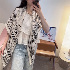 H雙面同色絲絨，尺寸：135 135cm材質：30真絲70羊絨 愛馬仕的 亞馬遜