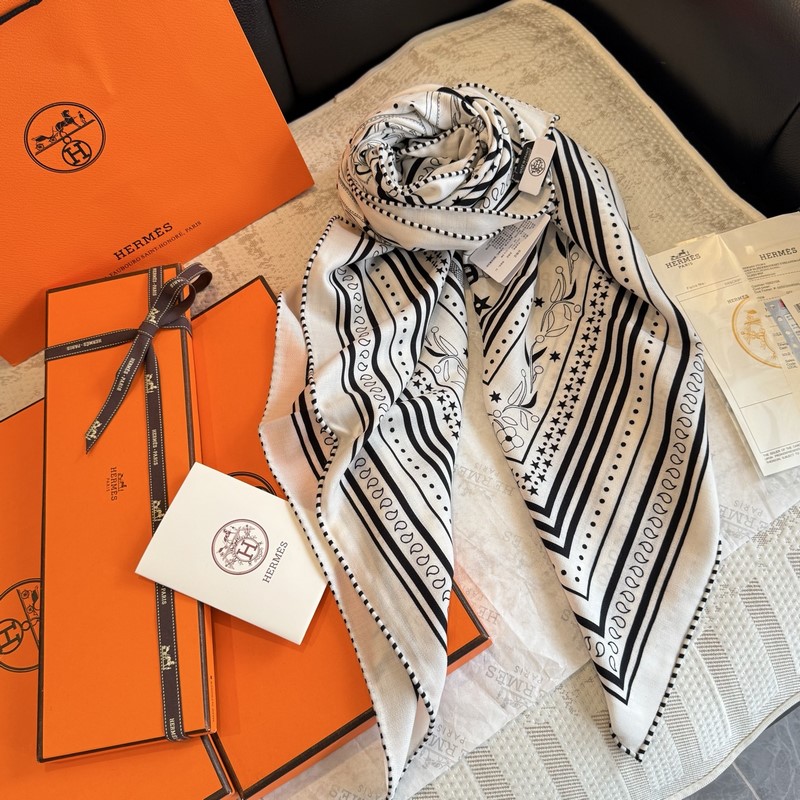 H雙面同色絲絨，尺寸：135 135cm材質：30真絲70羊絨 愛馬仕的 亞馬遜