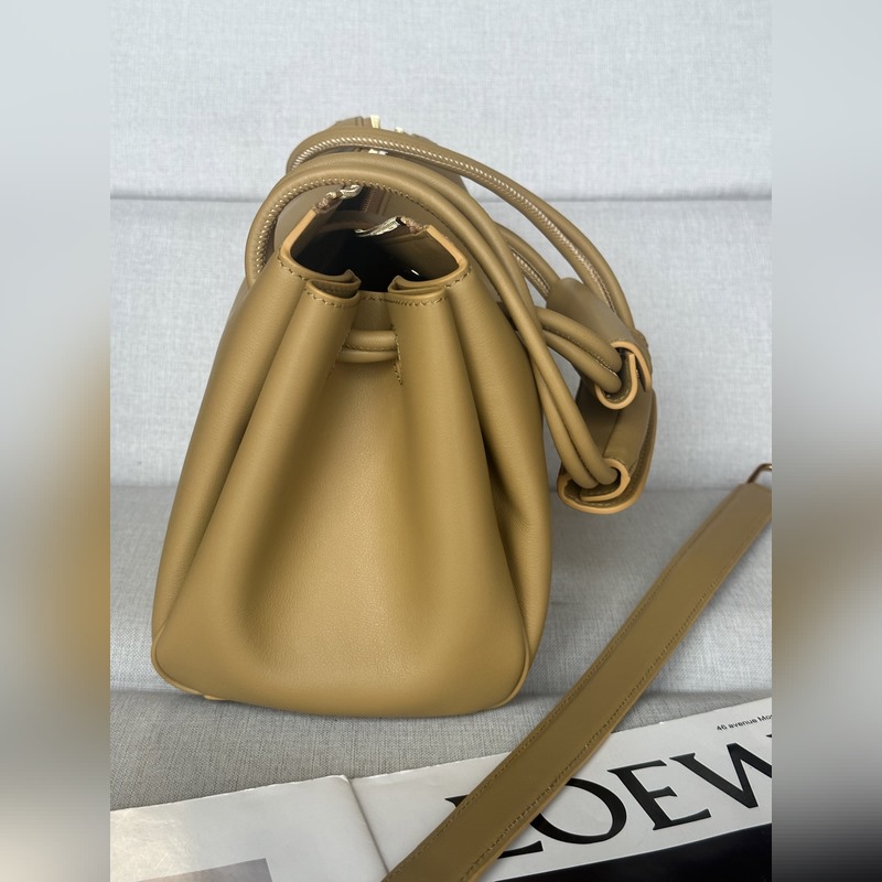 馬德裡madrid 沙漠黃 尺寸：23.5*10*19cm Madrid 具有柔