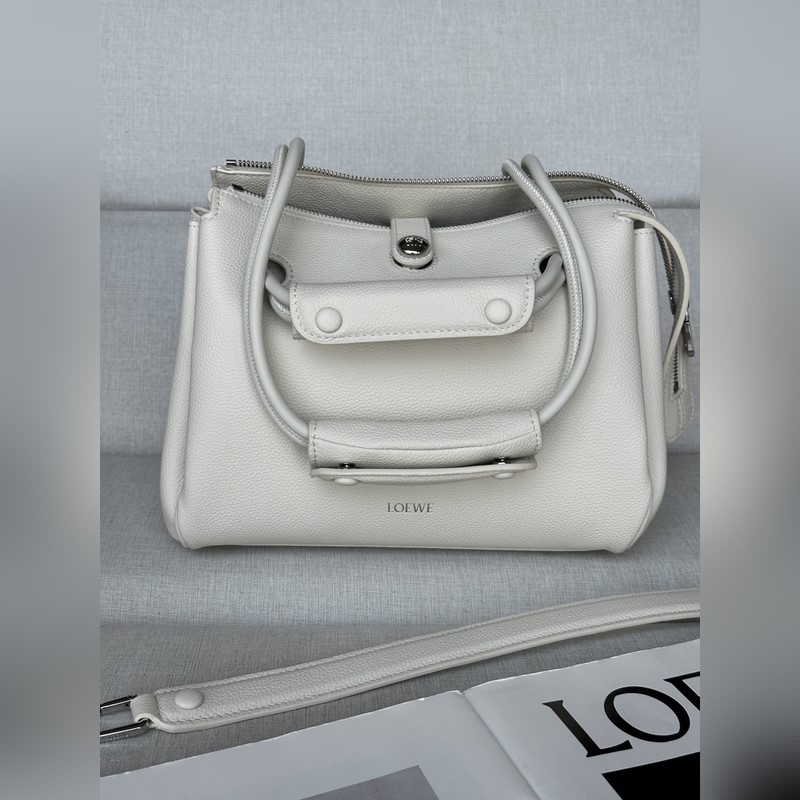 馬德裡madrid 柔白色 尺寸：23.5*10*19cm Madrid 具有柔