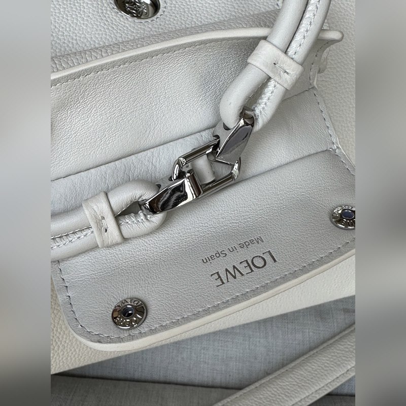 馬德裡madrid 柔白色 尺寸：23.5*10*19cm Madrid 具有柔