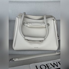 馬德裡 尺寸：28.5*11*23cm 柔白 中號柔軟牛皮革 Madrid 手袋