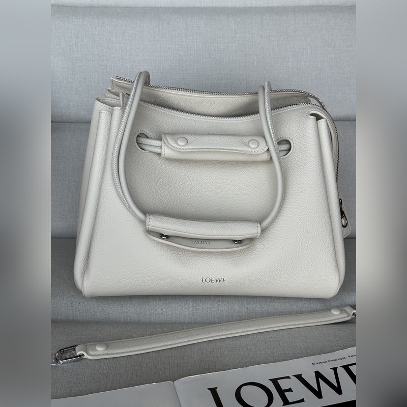 馬德裡 尺寸：28.5*11*23cm 柔白 中號柔軟牛皮革 Madrid 手袋