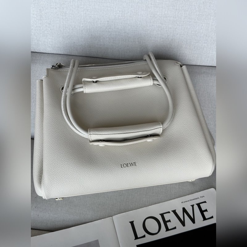 馬德裡 尺寸：28.5*11*23cm 柔白 中號柔軟牛皮革 Madrid 手袋