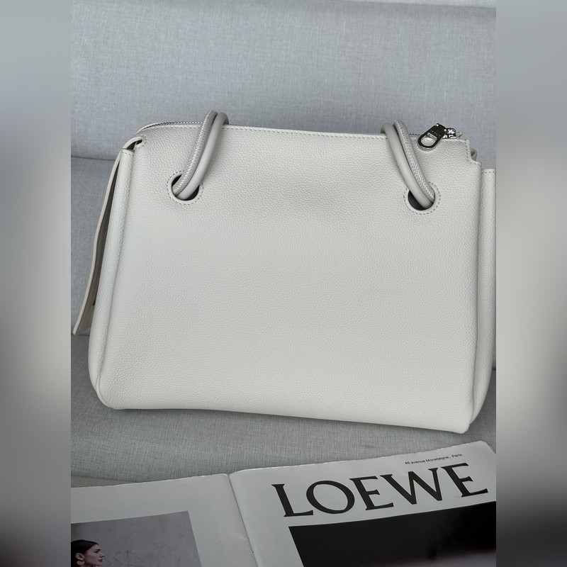 馬德裡 尺寸：28.5*11*23cm 柔白 中號柔軟牛皮革 Madrid 手袋