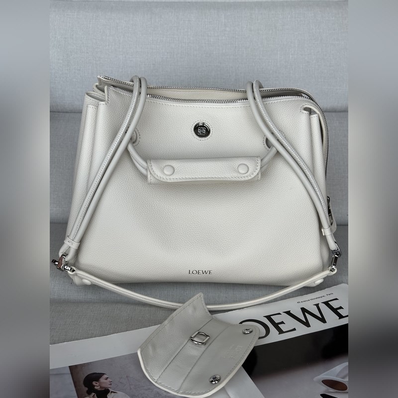 馬德裡 尺寸：28.5*11*23cm 柔白 中號柔軟牛皮革 Madrid 手袋