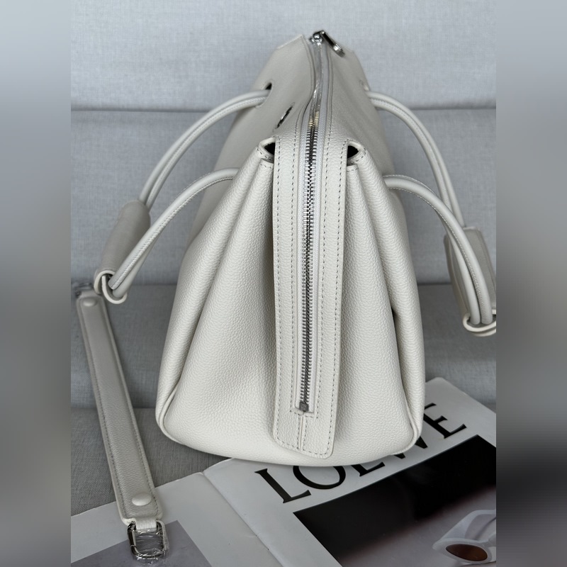 馬德裡 尺寸：28.5*11*23cm 柔白 中號柔軟牛皮革 Madrid 手袋