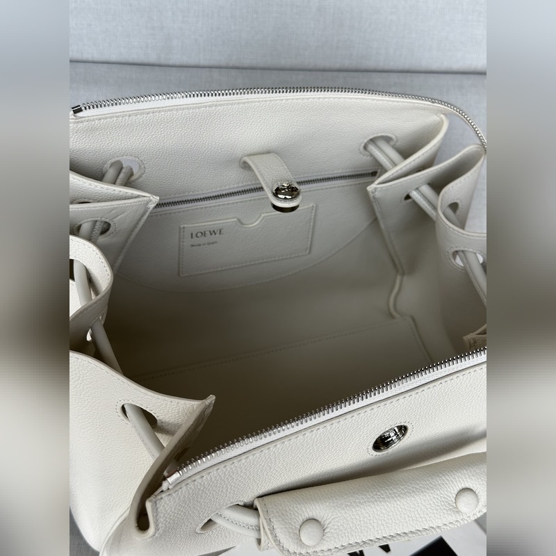 馬德裡 尺寸：28.5*11*23cm 柔白 中號柔軟牛皮革 Madrid 手袋