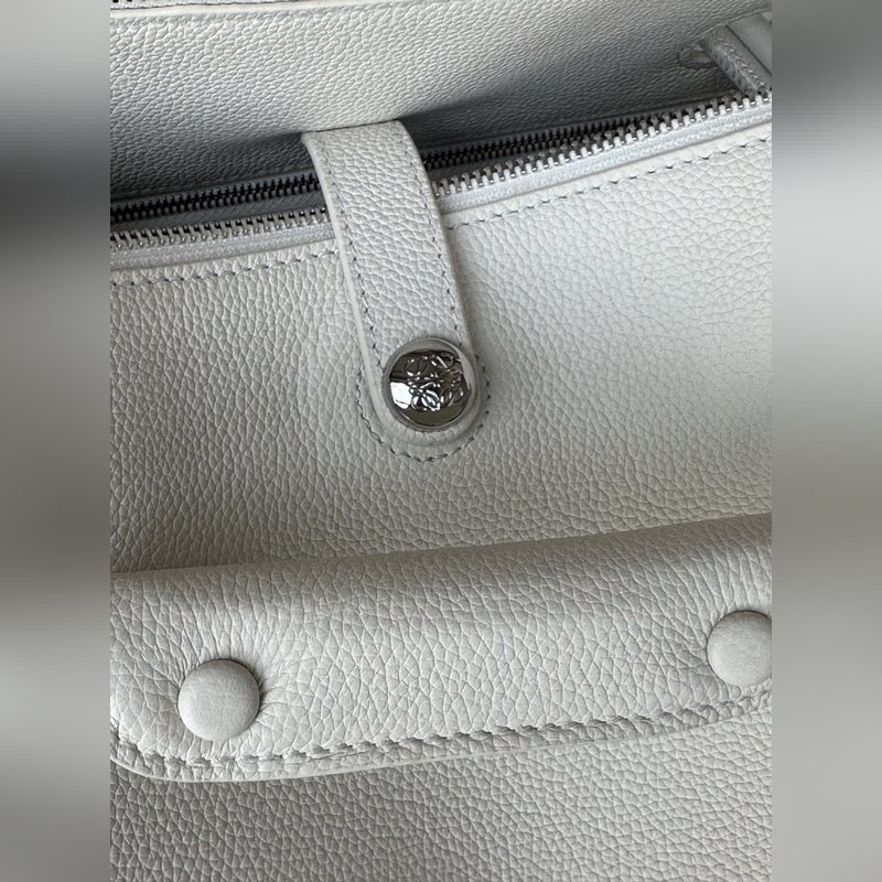 馬德裡 尺寸：28.5*11*23cm 柔白 中號柔軟牛皮革 Madrid 手袋