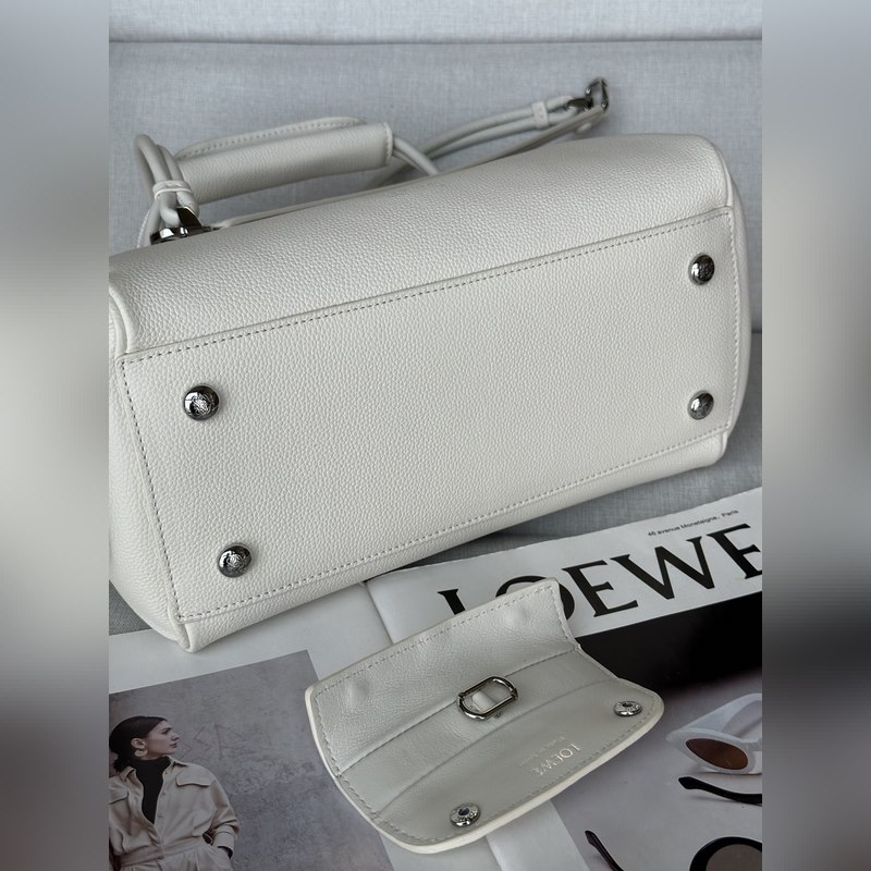 馬德裡 尺寸：28.5*11*23cm 柔白 中號柔軟牛皮革 Madrid 手袋