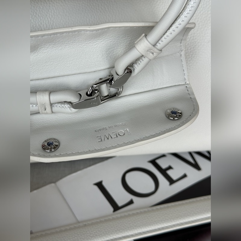 馬德裡 尺寸：28.5*11*23cm 柔白 中號柔軟牛皮革 Madrid 手袋