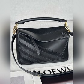 Puzzle f3001 包款以獨樹一格的幾何線條造就長方體造型。小型版本以經