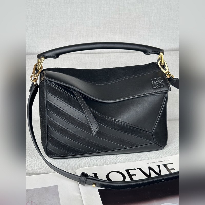 Puzzle f3001 包款以獨(dú)樹一格的幾何線條造就長方體造型。小型版本以經(jīng)