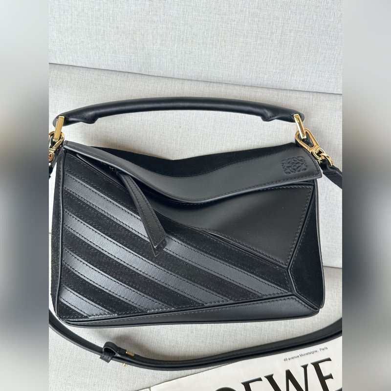 Puzzle f3001 包款以獨(dú)樹一格的幾何線條造就長方體造型。小型版本以經(jīng)