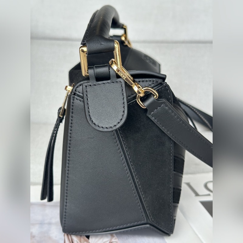 Puzzle f3001 包款以獨(dú)樹一格的幾何線條造就長方體造型。小型版本以經(jīng)