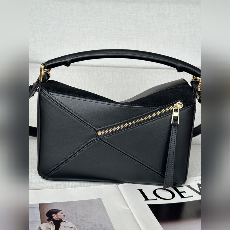 Puzzle f3001 包款以獨(dú)樹一格的幾何線條造就長方體造型。小型版本以經(jīng)