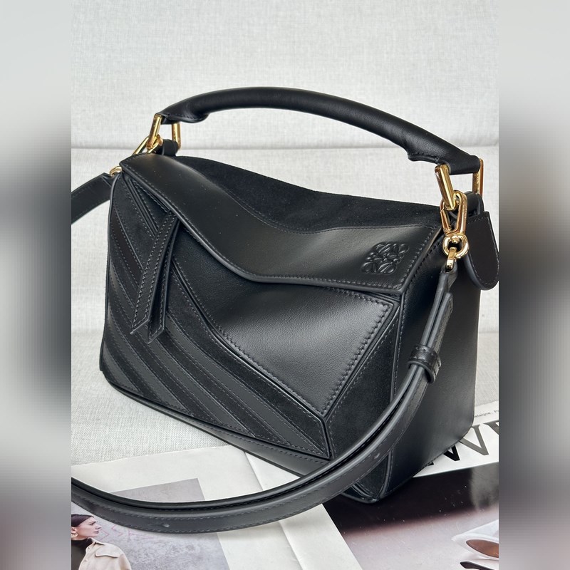 Puzzle f3001 包款以獨(dú)樹一格的幾何線條造就長方體造型。小型版本以經(jīng)