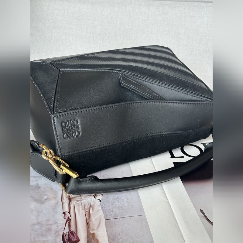 Puzzle f3001 包款以獨(dú)樹一格的幾何線條造就長方體造型。小型版本以經(jīng)