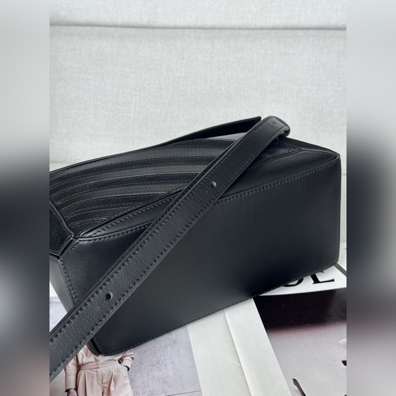 Puzzle f3001 包款以獨(dú)樹一格的幾何線條造就長方體造型。小型版本以經(jīng)