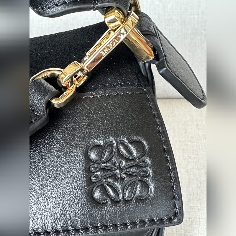 Puzzle f3001 包款以獨(dú)樹一格的幾何線條造就長方體造型。小型版本以經(jīng)