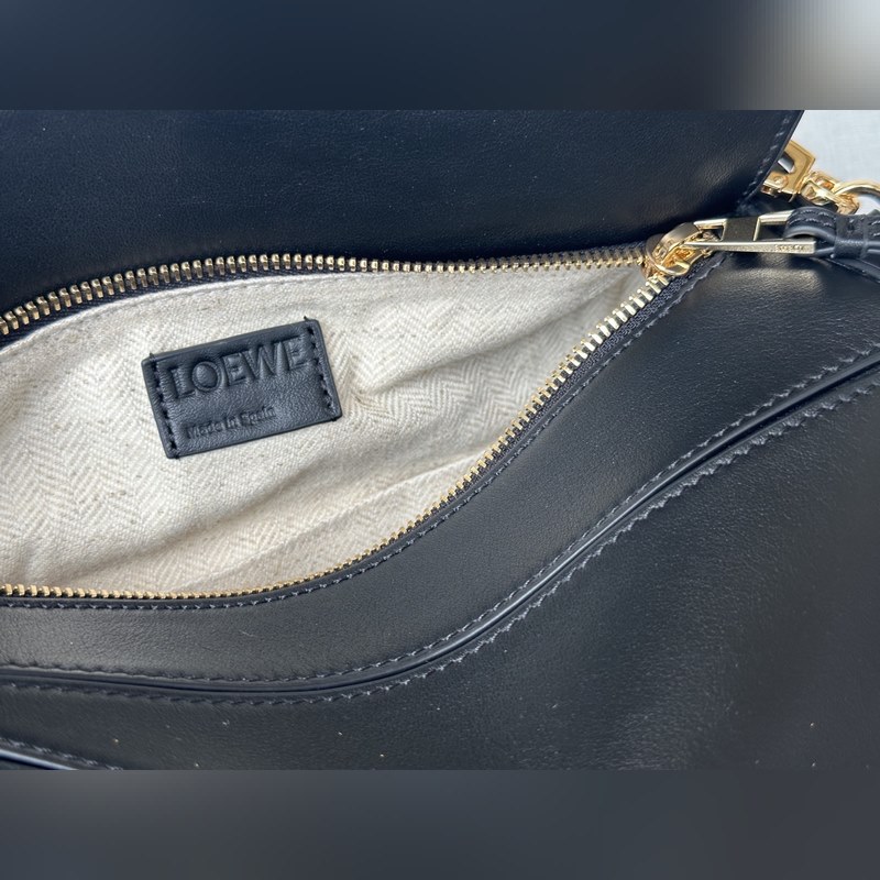 Puzzle f3001 包款以獨(dú)樹一格的幾何線條造就長方體造型。小型版本以經(jīng)