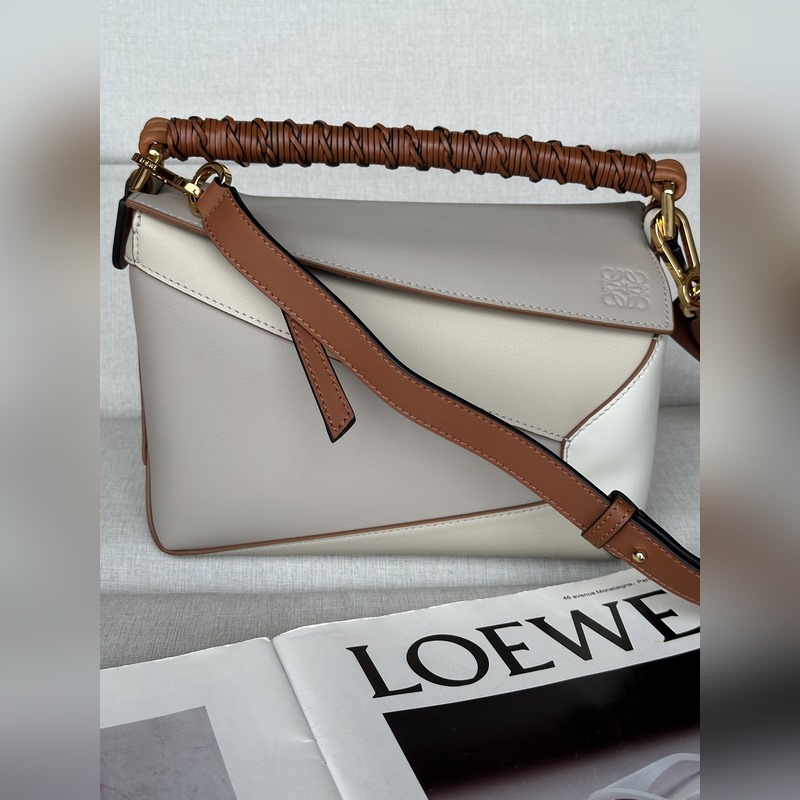 灰白拼 loewe puzzle經(jīng)典編織的手提帶更具特色，讓人一見難忘 型號(hào)30