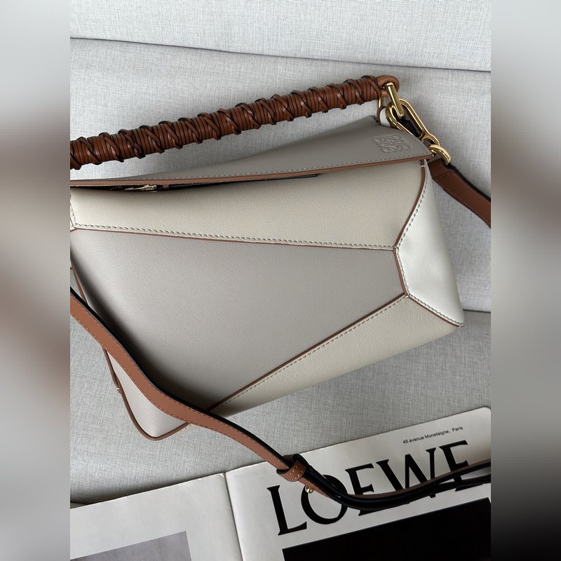 灰白拼 loewe puzzle經(jīng)典編織的手提帶更具特色，讓人一見難忘 型號(hào)30