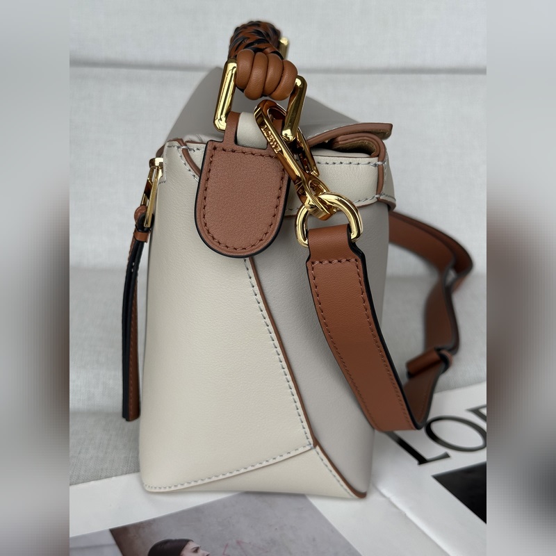 灰白拼 loewe puzzle經(jīng)典編織的手提帶更具特色，讓人一見難忘 型號(hào)30