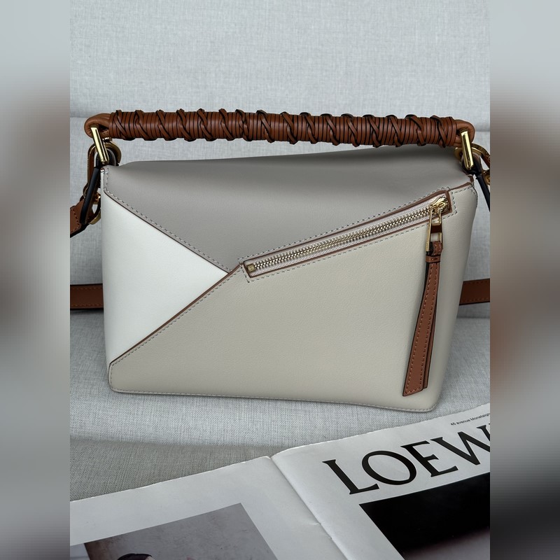 灰白拼 loewe puzzle經(jīng)典編織的手提帶更具特色，讓人一見難忘 型號(hào)30