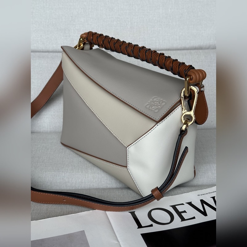灰白拼 loewe puzzle經(jīng)典編織的手提帶更具特色，讓人一見難忘 型號(hào)30