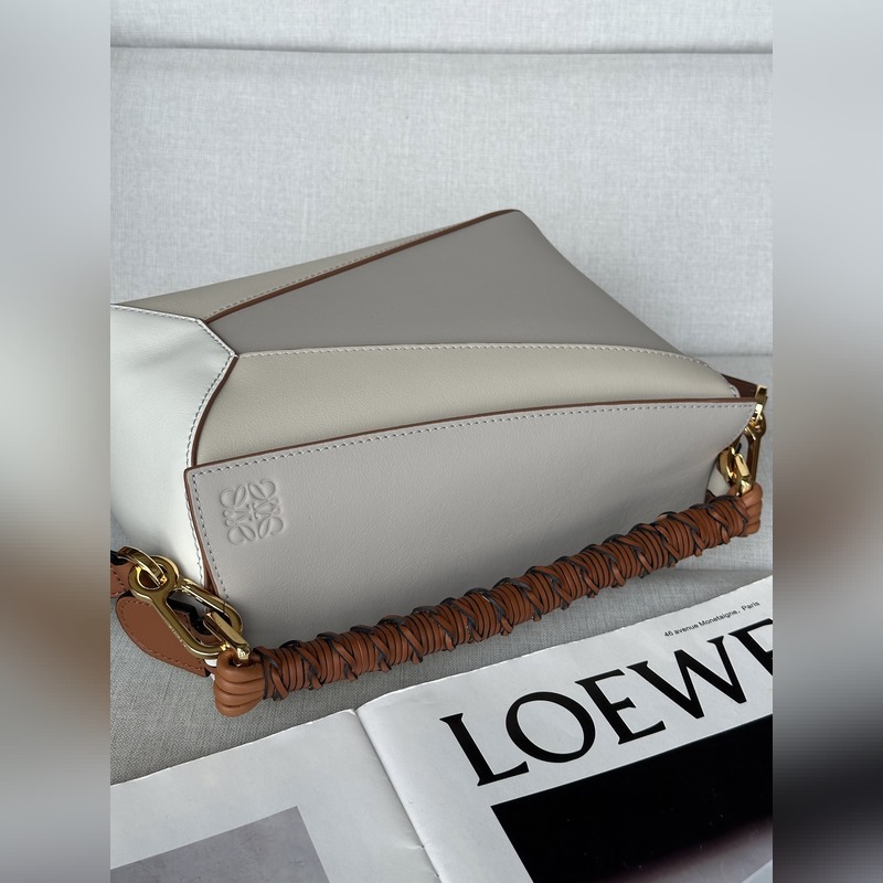 灰白拼 loewe puzzle經(jīng)典編織的手提帶更具特色，讓人一見難忘 型號(hào)30