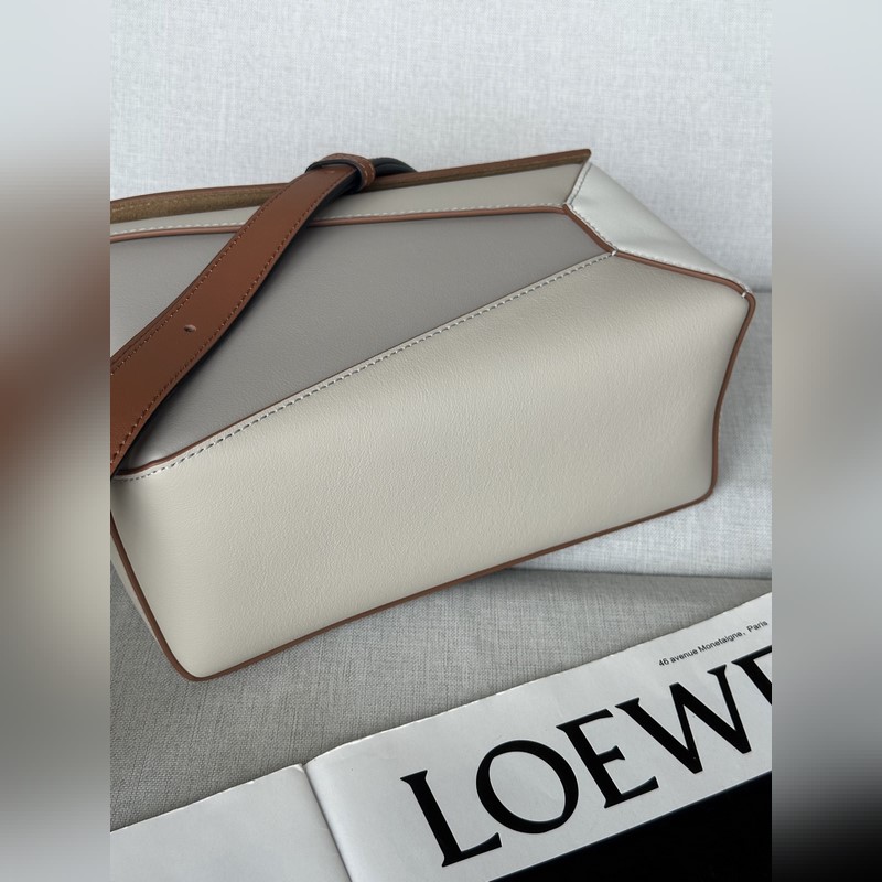 灰白拼 loewe puzzle經(jīng)典編織的手提帶更具特色，讓人一見難忘 型號(hào)30