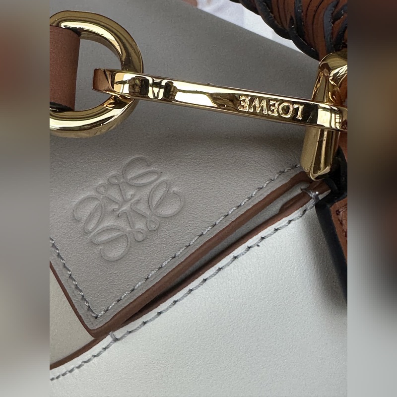 灰白拼 loewe puzzle經(jīng)典編織的手提帶更具特色，讓人一見難忘 型號(hào)30