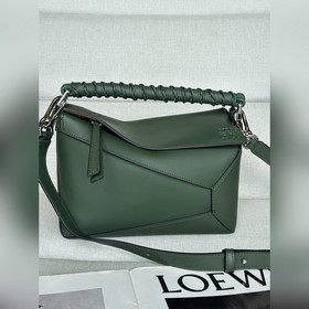 複古綠色 loewe puzzle經典編織的手提帶更具特色，讓人一見難忘 型號3